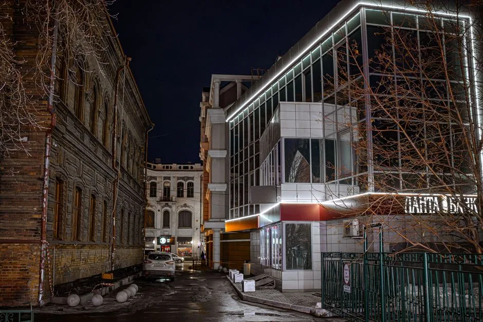 Stradă iluminată cu corpuri de iluminat moderne, noaptea
