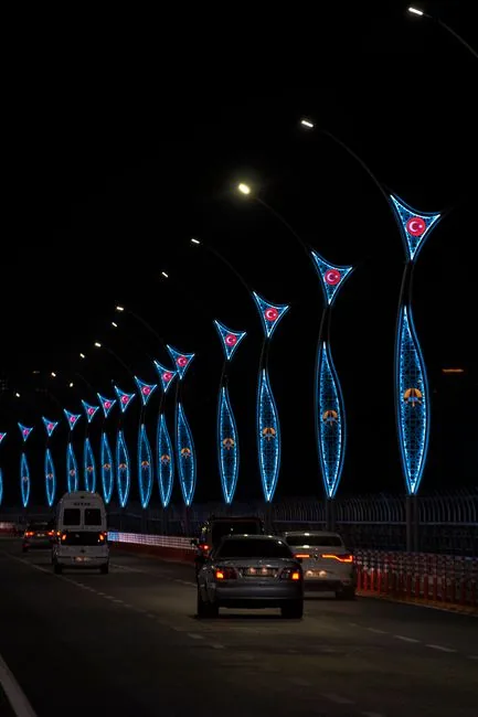 Clădiri de birouri și stradă iluminate noaptea