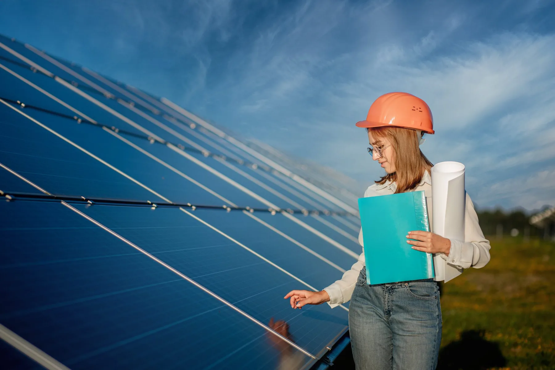 Echipă de ingineri verificând echipamentele unei centrale fotovoltaice